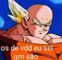 A bald anime character with arms crossed and a serious expression, featuring Portuguese text overlay.