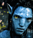 Neytiri from Avatar transitioning from a serious glare to a fierce, teeth-baring hiss.