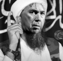 Carlo Ancelotti with a beard and turban making a serious gesture.